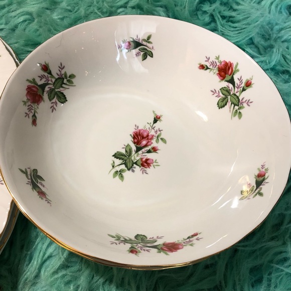 2 of each Lynn’s fine China 2 serving platers and 2 serving bowls Victorian Rose - Picture 3 of 4